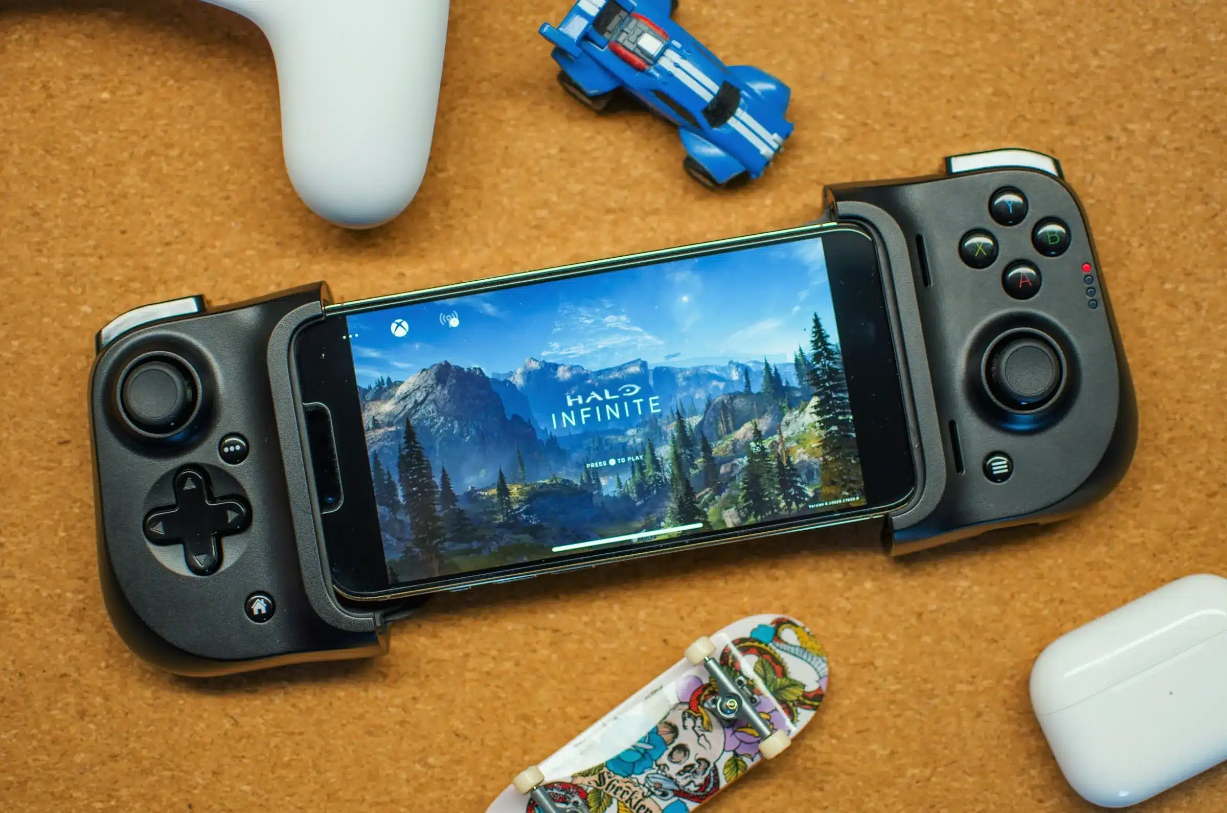 Une manette vient se clipser sur un smartphone, à la manière d'une WII pour améliorer l'expérience de jeu, qu'elle soit encore plus immersive.