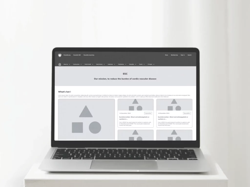 Après une série d'ateliers avec l'équipe en charge de la refonte d'Escardio, les premiers écrans créés en noir et blanc ont permis de positionner le contenu et de valider la structure globale des différentes pages du futur site de l'ESC.