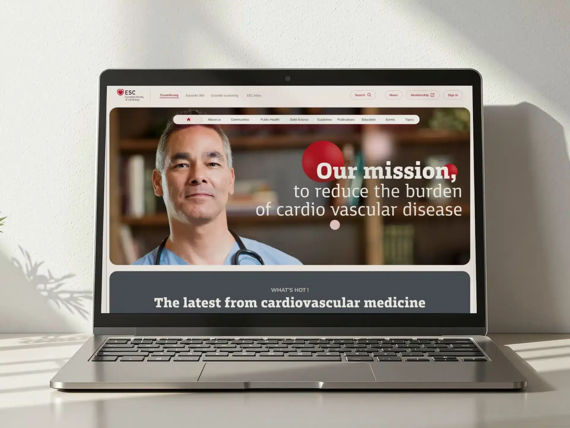 La proposition de design pour le nouveau site escardio.org de l'ESC présente un design fluide, moderne et innovant, aéré qui présente le contenu de manière structuré et clair.
