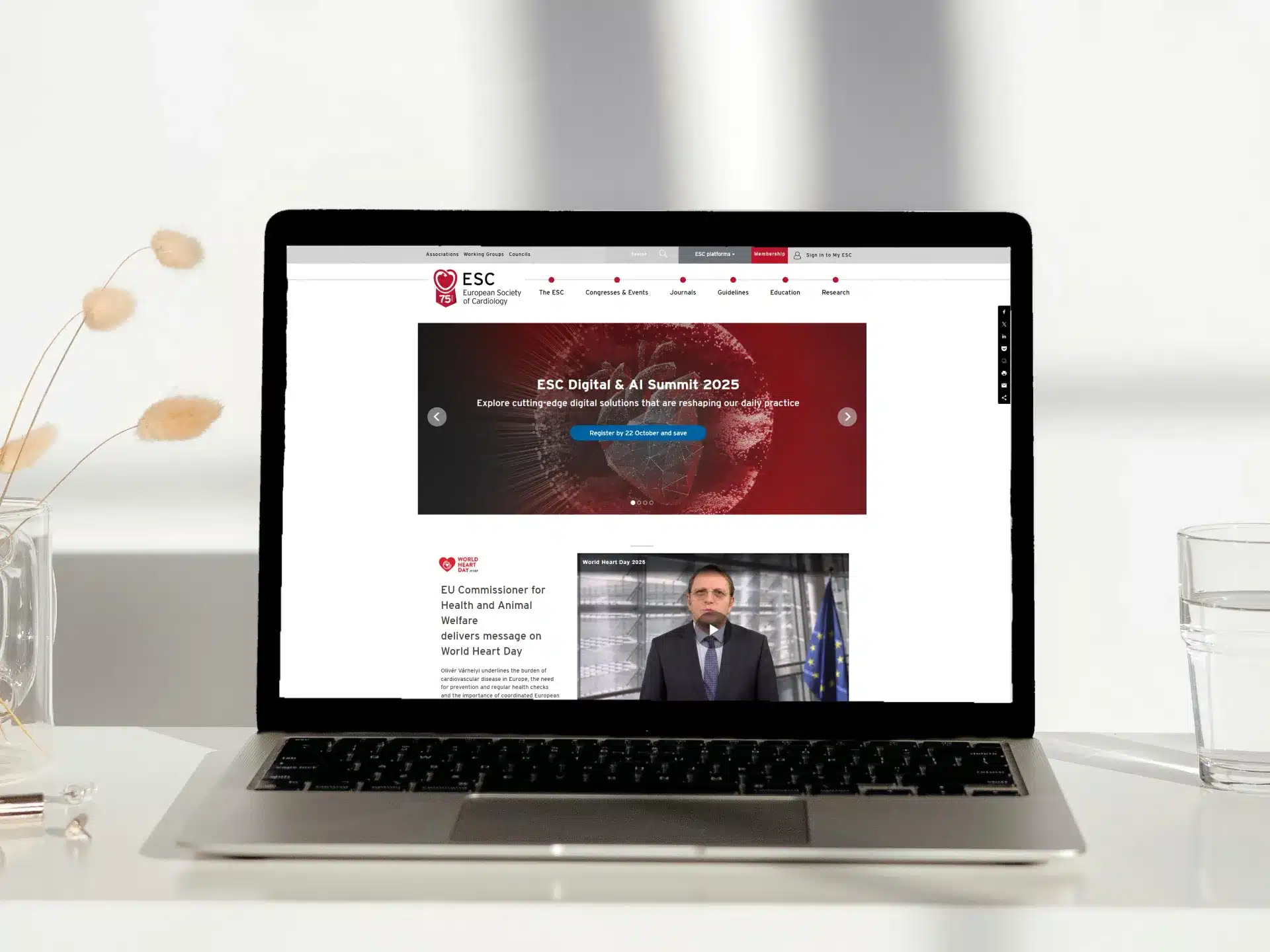 Le site actuel escardio.org de l'ESC présente une dominance de blanc, avec du contenu évènementiel visible en accueil. Les liens vers les autres sites sont peu visibles et le menu est incomplet.