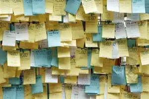 Parmi toutes ses fonctionnalités notées sur des Post-It et affichées sur un mur, lesquelles sont vraiment pertinentes ? Lesquelles vont apporter de la plus-value aux utilisateurs et donc générer de la valeur pour le business ? L'UX Designer est en mesure de répondre à ses questions !