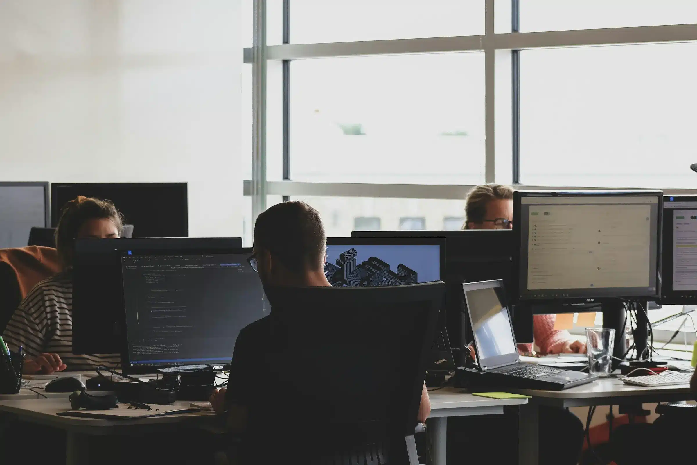 Démultiplication des processus et des outils, des mots de passe de plus en plus complexes, surcharge de travail et fatigue ne font pas bon ménage ! Concilier UX et cybersécurité permet de mieux répérer les problématiques humaines en entreprise et de trouver le parfait milieu entre processus, formation et vigilance.